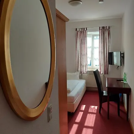 Отель Der Heurige Im Zum Loewen